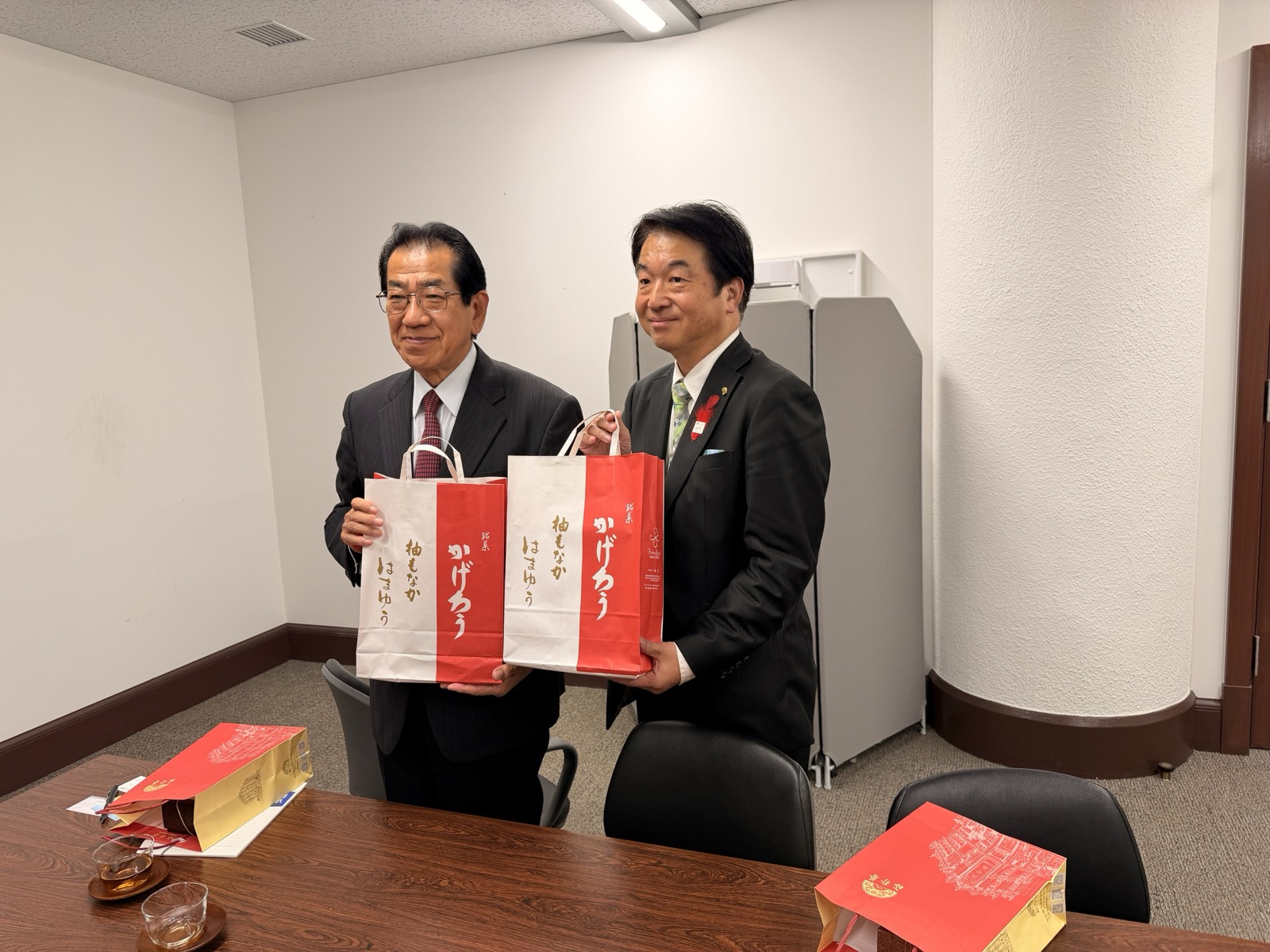 Exchange of gifts after the meeting